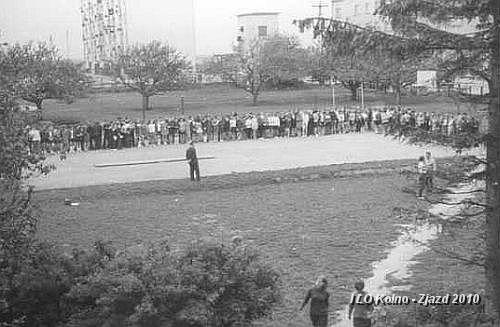 05 Na boisku szkolnym.jpg